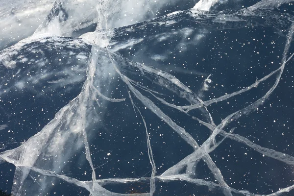 Spindelnät av spänning sprickor i isen — Stockfoto