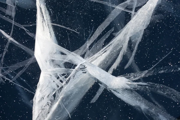 Spinnenweb van spanning scheuren in het ijs — Stockfoto