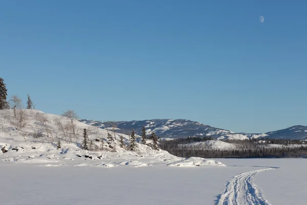 Trilha Skidoo em lago congelado — Fotografia de Stock
