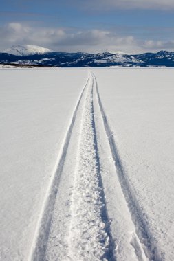 Skidoo parça donmuş göl üzerinde