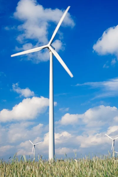 Windmolenpark op landbouwgrond — Stockfoto