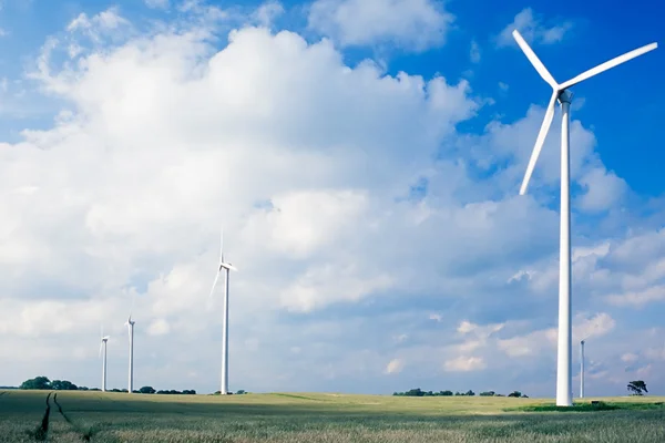 Windpark auf landwirtschaftlichen Flächen — Stockfoto