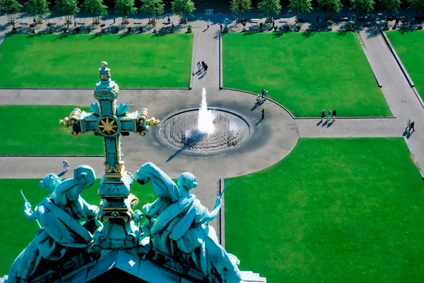 A "Schlosspark" em frente à catedral de Berlim — Fotografia de Stock