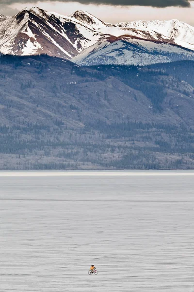 Donmuş göl üzerinde Bisiklete binmek — Stok fotoğraf