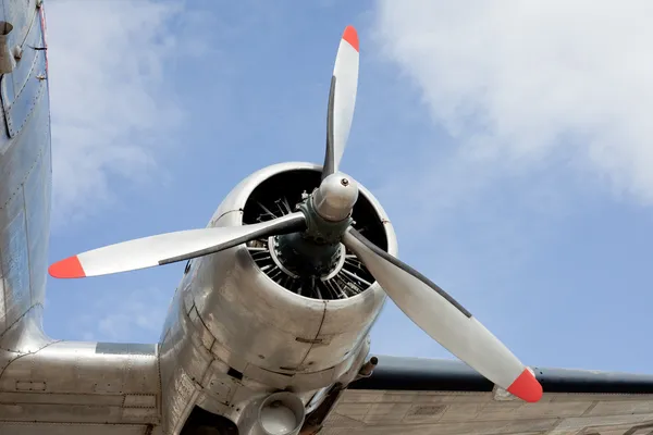 Двигатель винтажного самолета DC-3 — стоковое фото