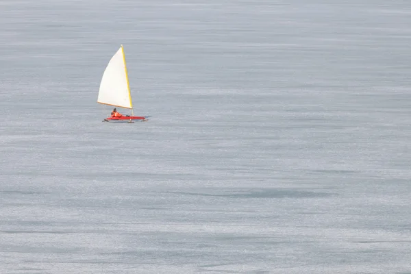 冰船在结冰的湖面上航行 — 图库照片