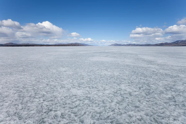 Bevroren meer laberge, t. yukon, canada — Stockfoto