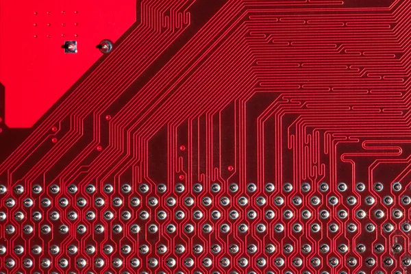 Крупный план компьютерной платы красным цветом — стоковое фото