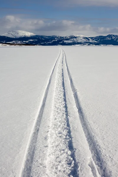 Trilha Skidoo em lago congelado — Fotografia de Stock