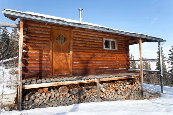 Log Cabine no inverno — Fotografia de Stock