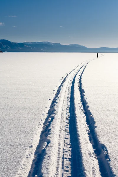 Skifahrer auf zugefrorenem See — Stockfoto