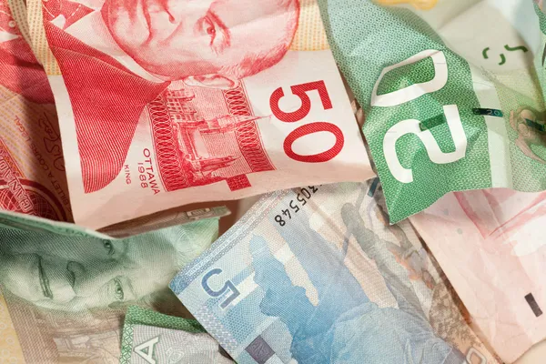 Primo piano delle banconote in dollari canadesi increspate Fotografia Stock