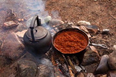 kamp ateşi pişirme