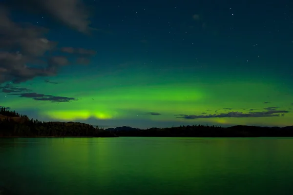 Exibição de aurora boreal (luzes do norte) — Fotografia de Stock