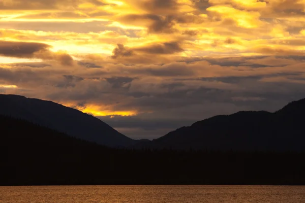 Solnedgang ved Big Salmon Lake – stockfoto