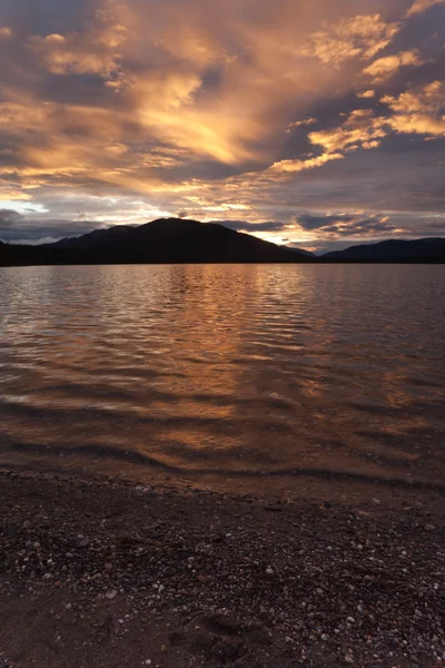 Ηλιοβασίλεμα στο μεγάλο λίμνη σολομού — Φωτογραφία Αρχείου