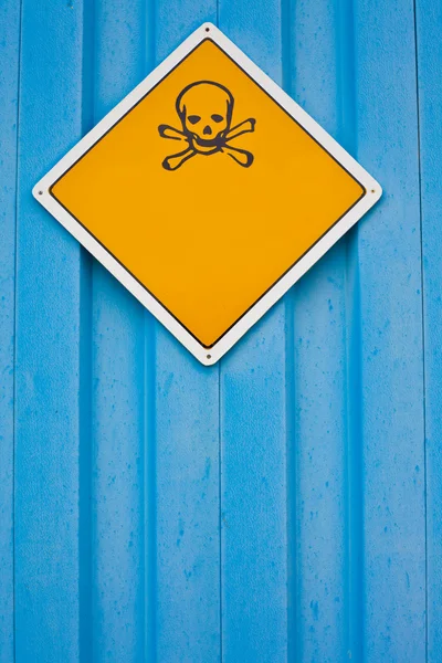 Czaszka i skrzyżowane piszczele znak ostrzegawczy — Zdjęcie stockowe