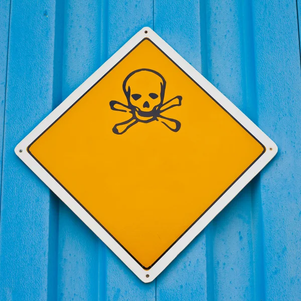 Skull and crossbones warning sign — Stock Photo, Image