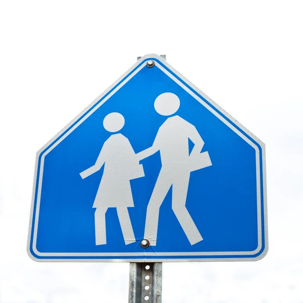 Синий школьный дорожный знак на белом фоне — стоковое фото