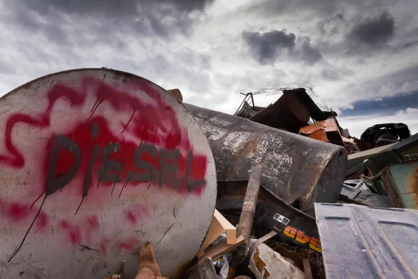 Mazot tankı scrapyard üzerinde — Stok fotoğraf