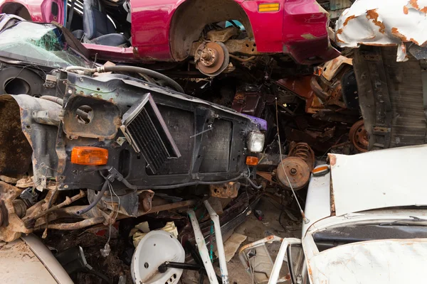 Los vehículos se oxidan en el desguace — Foto de Stock