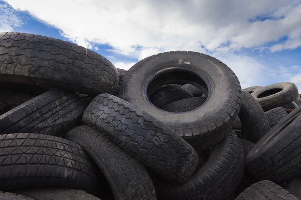 Lavinové starých pneumatik — Stock fotografie