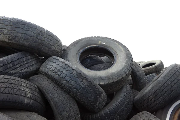 Stapel alter Reifen auf weißem Hintergrund — Stockfoto