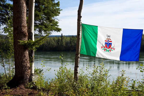 Bandiera Yukon di fronte al fiume Yukon — Foto Stock