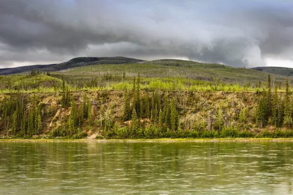 Altes Feuer am Yukon River — Stockfoto