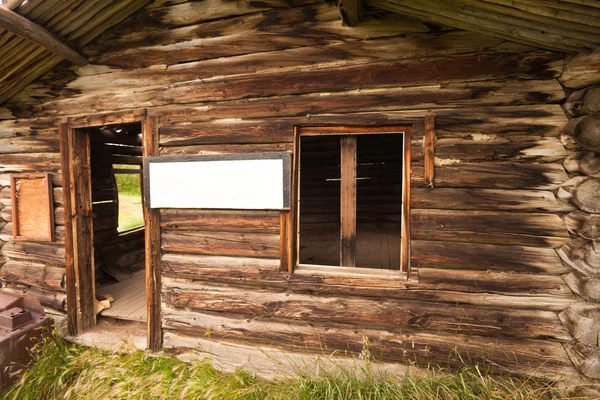 Vintage log cabin with empty sign — Stock Photo, Image