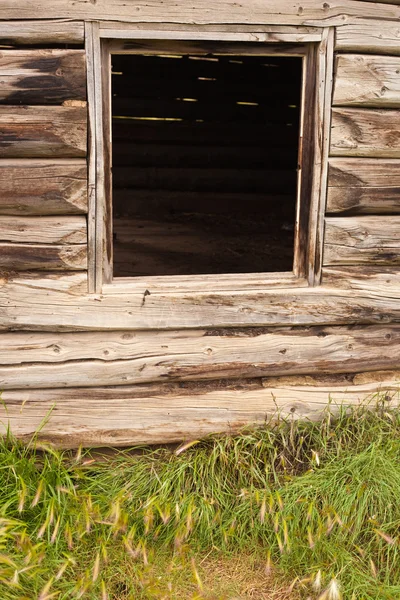 Marco de ventana en cabaña de madera vieja — Foto de Stock