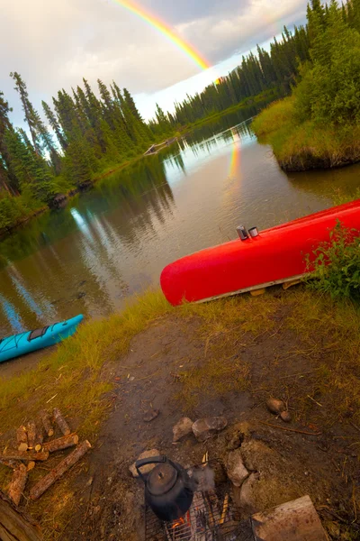 Canoa, fogata y arco iris — Foto de Stock
