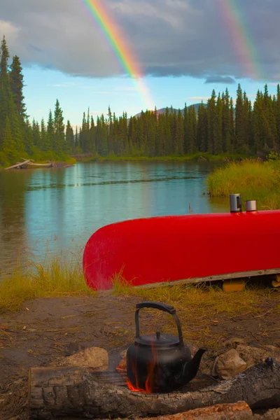 Canoa, fogata y arco iris — Foto de Stock