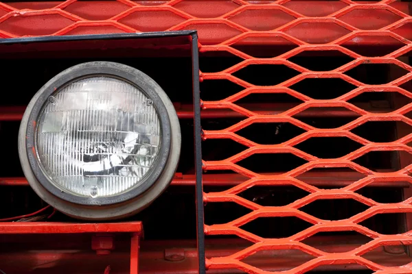 Фронт гигантского винтажного карьерного грузовика — стоковое фото