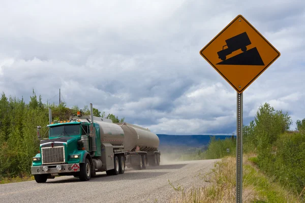 Ciężarówka paliwa na strome polnej drodze — Zdjęcie stockowe