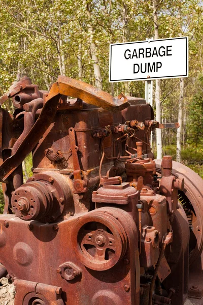 Big engine block and sign "Garbage Dump" — Stock Photo, Image