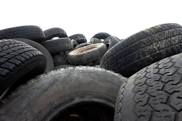 Pilha de pneus velhos no fundo branco — Fotografia de Stock