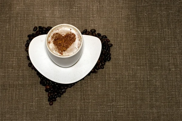 Koffie met hart op Hessiaan — Stockfoto