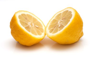 bölümler halinde kesilmiş limon