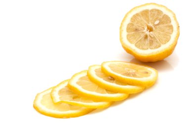 bölümler halinde kesilmiş limon