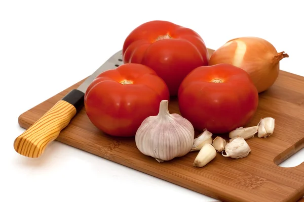 Tomaten knoflook UI mes op houten plank — Stockfoto