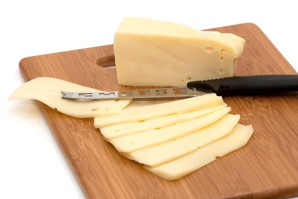 Dilimlenmiş peynir ve gemide bıçak — Stok fotoğraf
