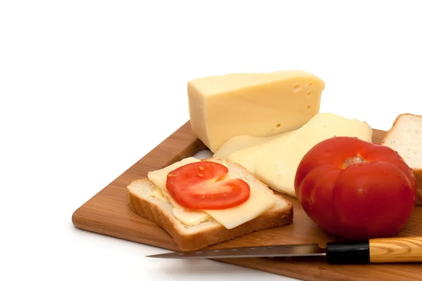 Sandwich ouvert tomate et couteau à bord — Photo