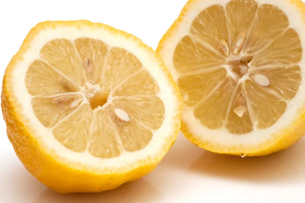 Citron skuren i sektioner — Stockfoto