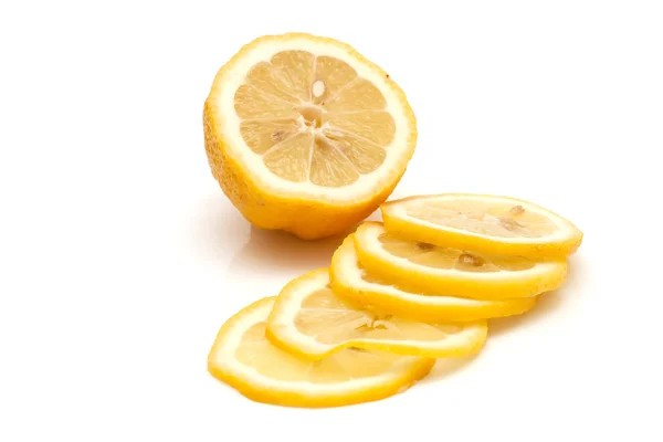 Zitrone in Stücke geschnitten — Stockfoto