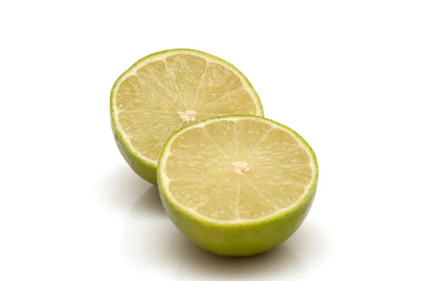 Limão cortado em seções — Fotografia de Stock