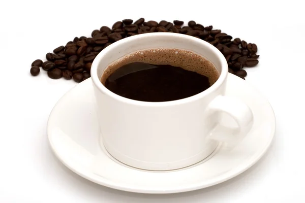 Caffè nero in tazza e chicchi di caffè — Foto Stock