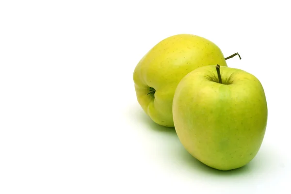 Dvě zelená jablka na bílém pozadí — Stock fotografie