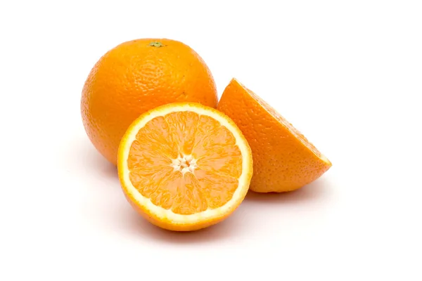 Orange und Schnitte auf Weiß — Stockfoto