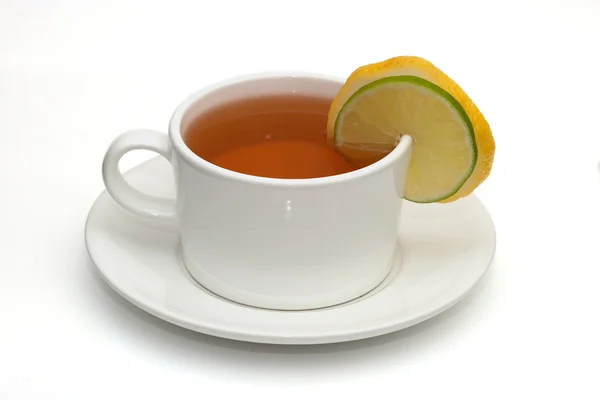 Šálek čaje na bílém pozadí — Stock fotografie